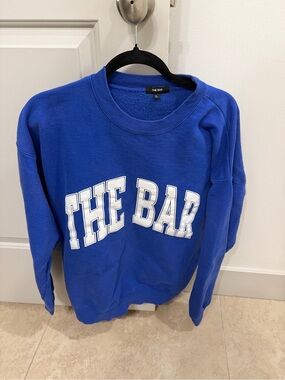 The Bar Large Blue Sweatshirt. 💙⚡️